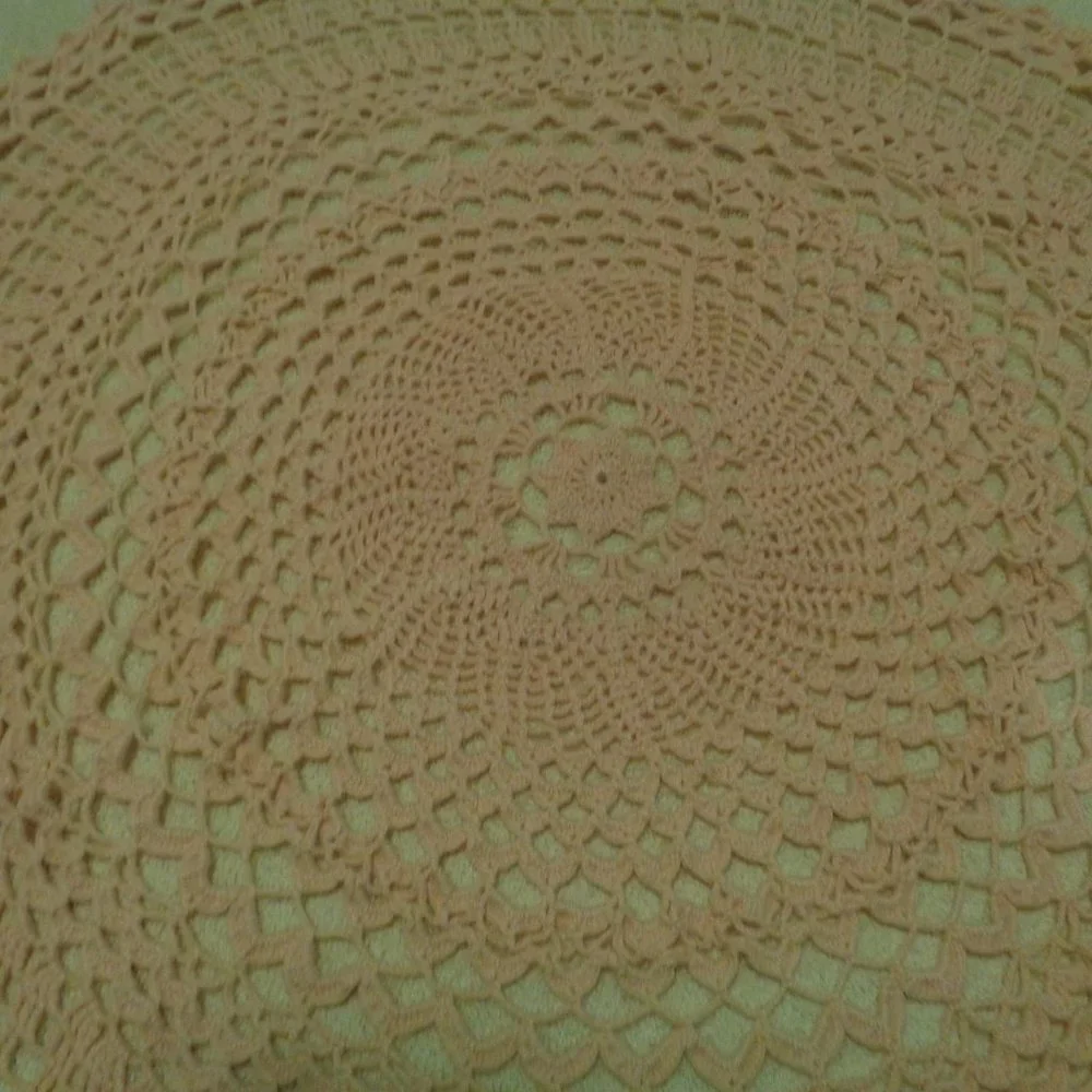 RETRO VINTAGE PRETTY IN PEACH 1950S HAND CROCHETED ROUND SM TABLECLOTH OR DOILY